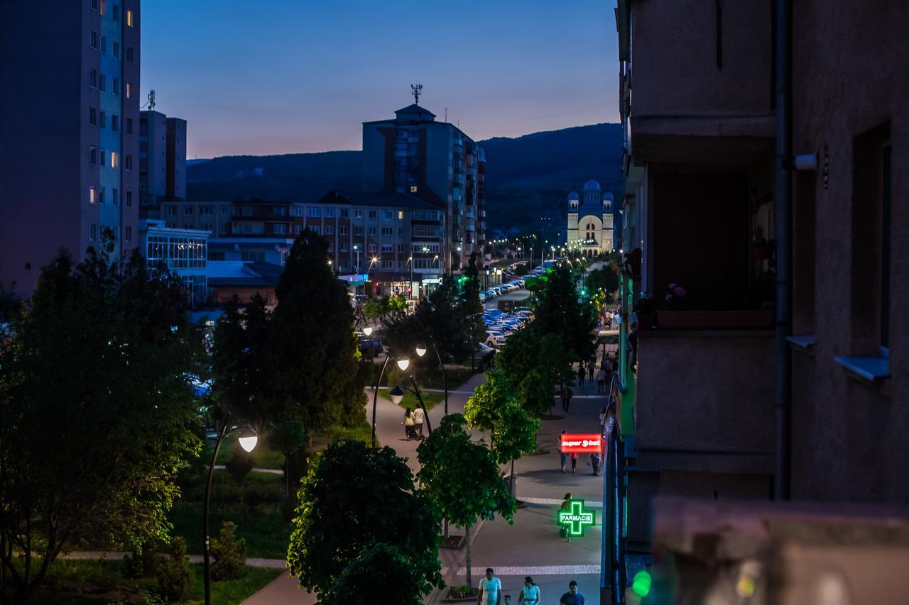 Middle Of The Boulevard Gyulafehérvár Kültér fotó